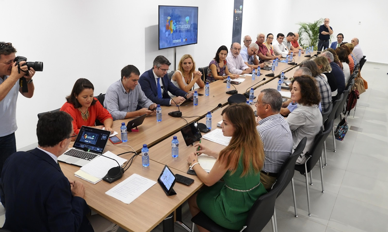 Reunión mantenida entre el Ayuntamiento de Murcia, representantes de Red.es y las empresas interesadas en la licitación del proyecto 'MiMurcia', para hablar del plan de smart city de la ciudad.
