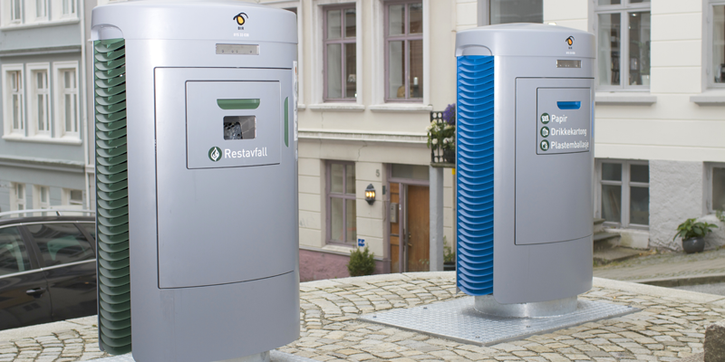 Dos buzones del sistema de recogida neumática de residuos de Envac instalados en Bergen, que incorporan inteligencia artificial.