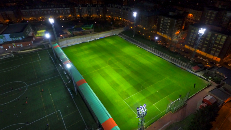 Vista aérea del estadio iluminado