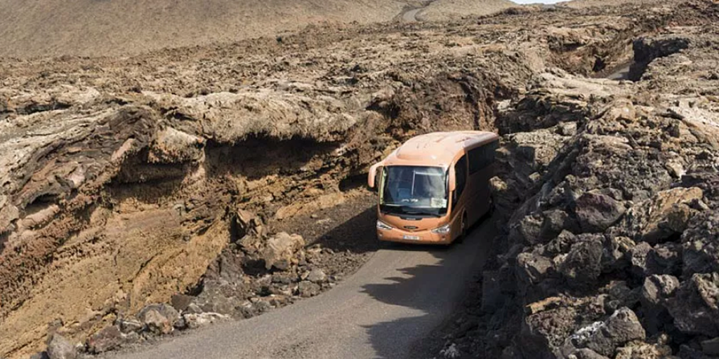 En la imagen, uno de los autobuses que recorre la ruta del Parque Nacional de Timanfaya que, a través del programa de investigación 'Cities', pasarán a ser autobuses autónomos y eléctricos.