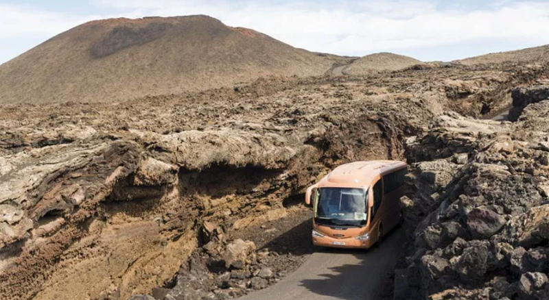 En la imagen, uno de los autobuses que recorre la ruta del Parque Nacional de Timanfaya que, a través del programa de investigación 'Cities', pasarán a ser autobuses autónomos y eléctricos.