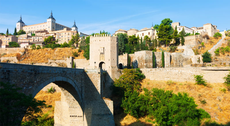 Puente histórico sobre el río Tajo. Toda la información que recopila el Ayuntamiento de las aplicaciones de "Toledo ciudad inteligente" a través de la plataforma de gestión, mejoran la toma de decisiones en una ciudad cuyo motor económico es el turismo.