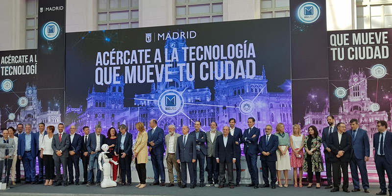 Foto de familia de numerosos representantes del sector público y privado que participaron en la Feria Municipal de Tecnología de Madrid.