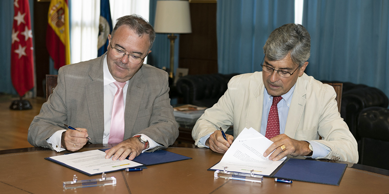 Momento de la firma del acuerdo entre la Universidad Politécnica de Madrid y la Escuela de Organización Industrial para cooperar en materia de docencia e investigación en ciudades inteligentes.