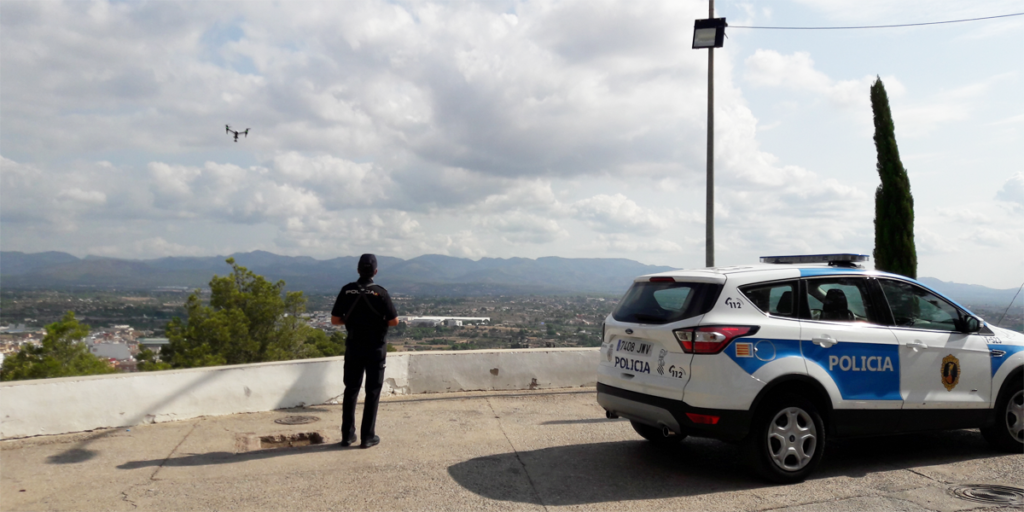 Un policía maneja un dron.La ligereza de los drones y capacidad para acercarse y acceder a todo tipo de lugares facilita la labor de vigilancia y protección de los yacimientos arqueológicos en la Comunidad Valenciana.