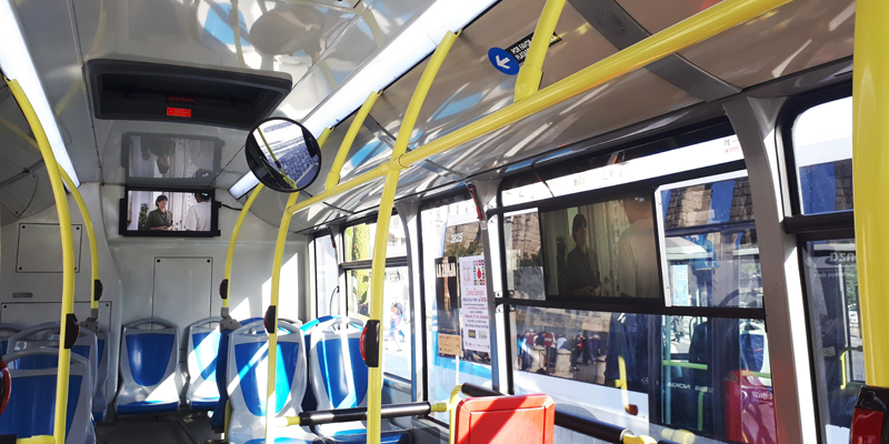 Interior del autobús urbano de Segovia con pantallas emitiendo contenido.