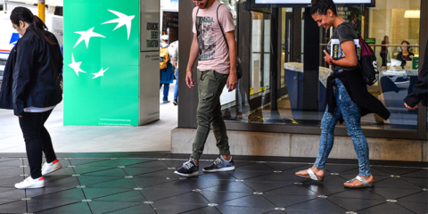 Baldosas equipadas con tecnología inalámbrica transforman las pisadas en energía eléctrica