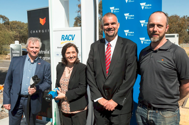 Foto de familia en la inauguración de la estación de recarga Vitoria