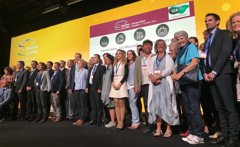 Foto de familia de los representantes de los 22 proyectos de las distintas ciudades europeas seleccionadas en la convocatoria de Iniciativas Urbanas Innovadoras.
