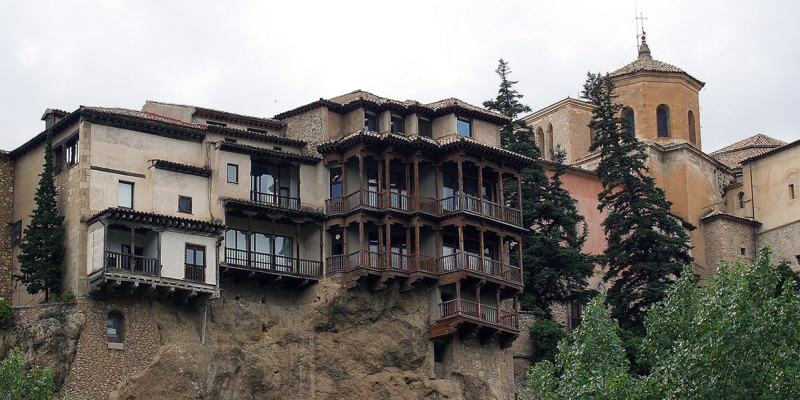 Cuenca prepara su proyecto de destino turístico inteligente con el que reforzar su presencia en Internet y diversificar su oferta para turistas. Imagen: casas colgantes de Cuenca.