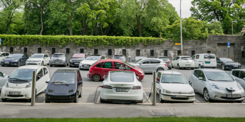 En 2025 los vehículos nuevos en Noruega deberán ser eléctricos y el tráfico aéreo nacional lo será en 2040