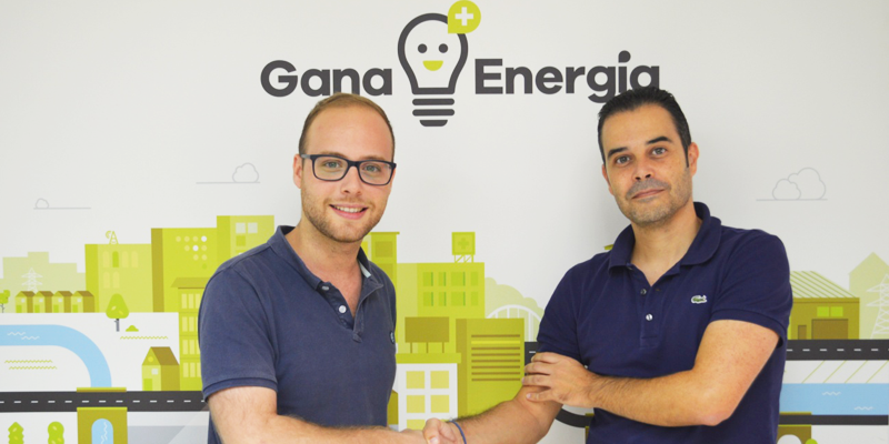 Hugo Mestre de WallboxOK y Ricardo Margalejo de Gana Energía, acuerdan que la comercializadora de energía renovable distribuya los puntos de recarga para vehículos eléctricos de WallboxOK.