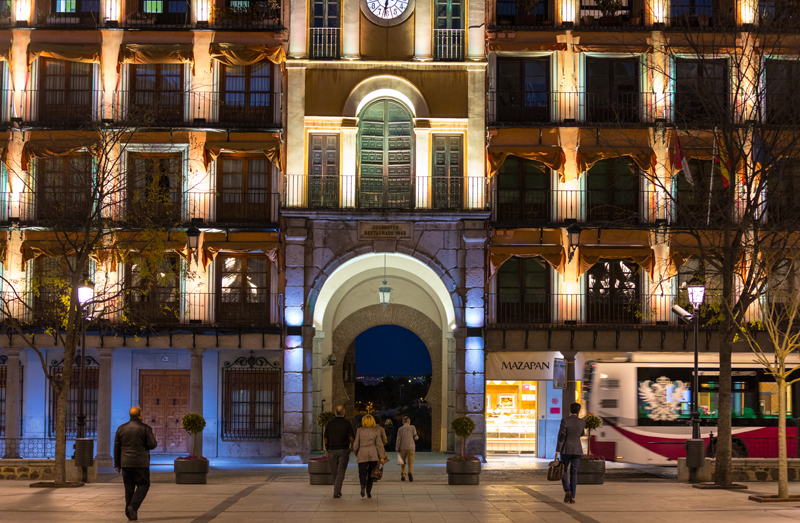 Se han instalado más de 400 luminarias LED en la fachada del Gobierno Civil de la plaza.