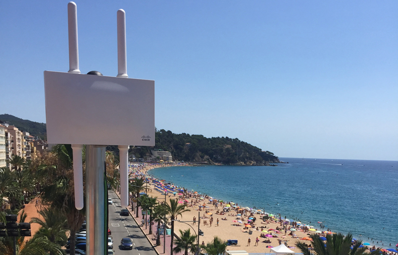 Una de las antenas que han permitido el despliegue de wifi gratuito en las playas de Lloret de Mar.