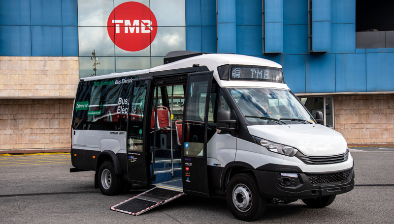 El minibús eléctrico recorrerá 4.000 kilómetros en pruebas y posteriormente se incorporará a las líneas de Bus del Barri que circulan en Barcelona.