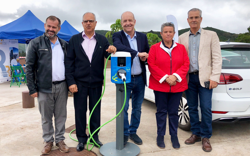 Punto de recarga para vehículos eléctricos en La Gomera, donde se desarrollará una red de estas infraestructuras, entre otras medidas para fomentar la compra y uso de vehículos eléctricos. 