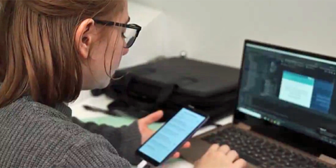 La aplicación «Breaking Barriers» hace accesible cualquier discurso y lo transforma en texto y braille en tiempo real