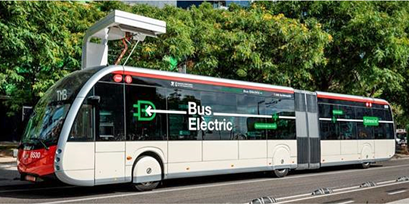 Uno de los autobuses eléctricos con carga por pantógrafo que comenzarán a circular con pasajeros en Barcelona.