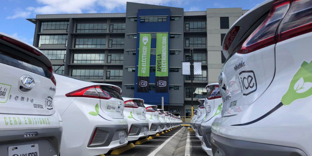 Además de los 100 vehículos eléctricos y el proyecto de instalación de 110 puntos de carga semirrápida para alimentar sus baterías, se anunció la creación de una red nacional de recarga rápida en 2019.