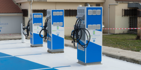 La primera de las 100 electrolineras de carga rápida de la red pública de Nissan opera en Aranda de Duero