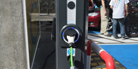 Una red de puntos de recarga eléctrica gratuitos alimentados por energía eólica entra en funcionamiento en El Hierro