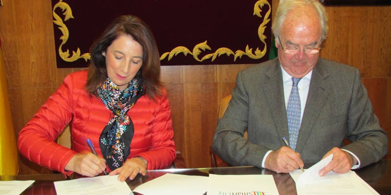 Firma del convenio de colaboración en materia de ciudad inteligente entre la alcaldesa de Alhaurín el Grande, Toñi Ledesma, y el presidente del Clúster Andalucía Smart City, Mariano Barroso.