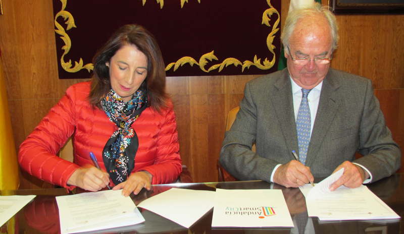 Firma del convenio de colaboración en materia de ciudad inteligente entre la alcaldesa de Alhaurín el Grande, Toñi Ledesma, y el presidente del Clúster Andalucía Smart City, Mariano Barroso.