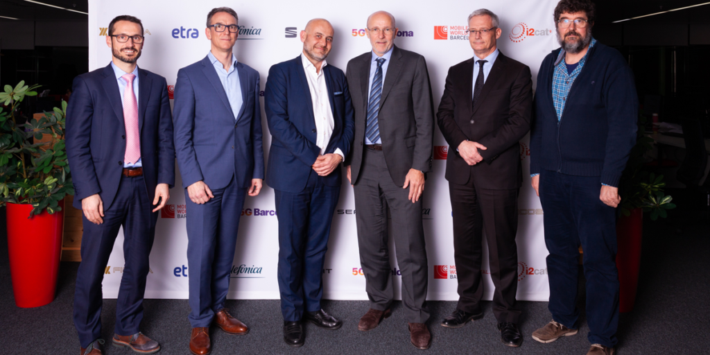 Representantes de las empresas y centros de investigación que han firmado el acuerdo para desarrollar un proyecto piloto de coche conectado en el marco del consorcio 5G Barcelona.