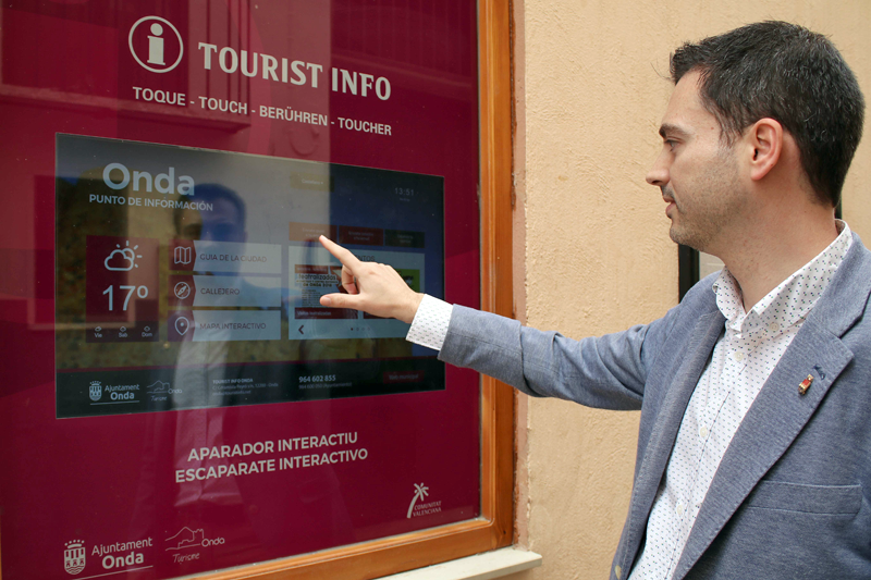 El alcalde de Onda, Ximo Huget, prueba un punto de información digital e interactivo instalado en la ciudad, que se ha incorporado a la Red Española de Ciudades Inteligentes como "municipio amigo".