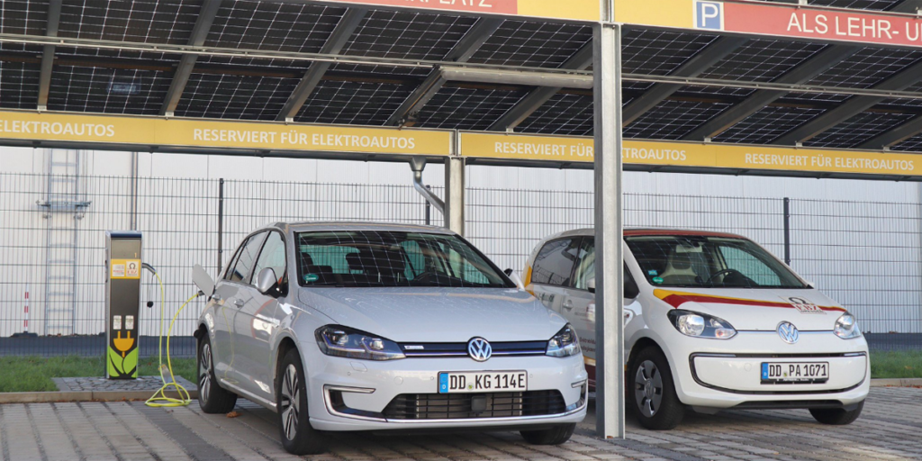 El parking inteligente de Dresde (Alemania) cuenta con seis plazas bajo el techo de paneles para energía solar que abastecen a los puntos de carga.