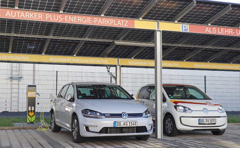 El parking inteligente de Dresde (Alemania) cuenta con seis plazas bajo el techo de paneles para energía solar que abastecen a los puntos de carga.