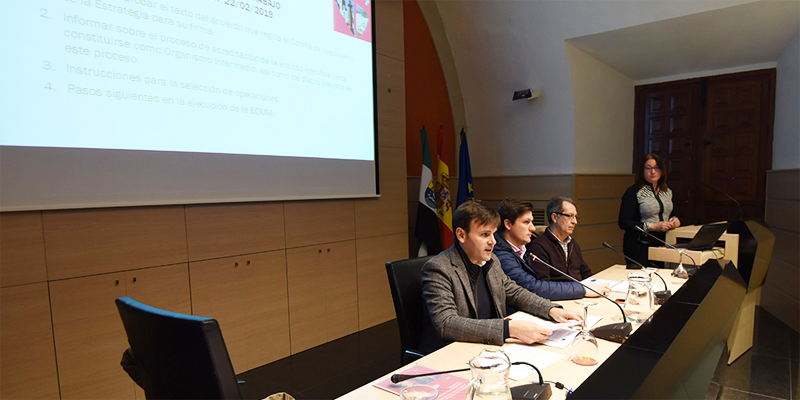 Reunión entre miembros de la Diputación de Cáceres y los municipios que forman parte de las Estrategias DUSI que han obtenido financiación de Fondos Feder para su ejecución.