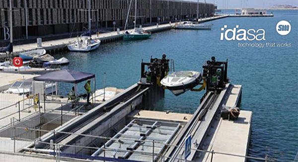 El sistema del Puerto de Barcelona, implantado en el espacio Marina Vela, identifica las embarcaciones, las eleva y las deposita en un almacén mediante un sistema de brazos robóticos y raíles.