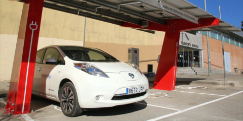 El Área Metropolitana de Barcelona presenta una pérgola solar con almacenamiento y recarga eléctrica bidireccional