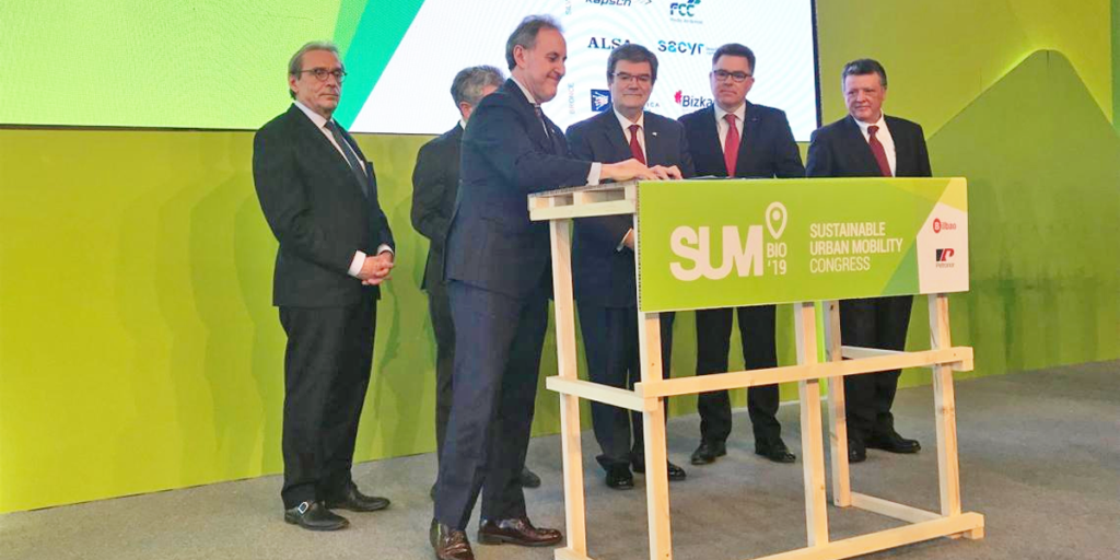 Momento de firma de la Declaración de Bilbao en el que las instituciones y entidades firmantes se comprometen a implementar un modelo de movilidad sostenible.