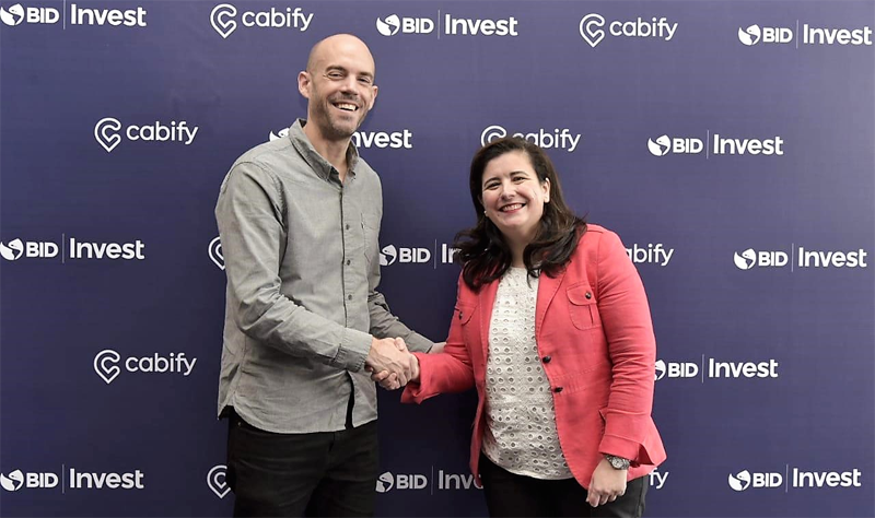 Firma del acuerdo de préstamo entre BID Invest y Cabify.