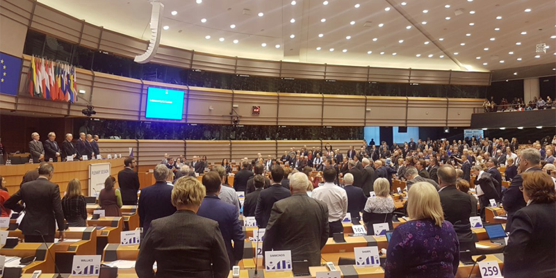 Pleno del Comité Europeo de las Regiones (CDR) en el que sus miembros votaron por unanimidad un dictamen sobre la digitalización del sector sanitario y pidieron un registro europeo de salud electrónico. Foto: Twitter Karl-Heinz Lambertz, presidente del CDR.