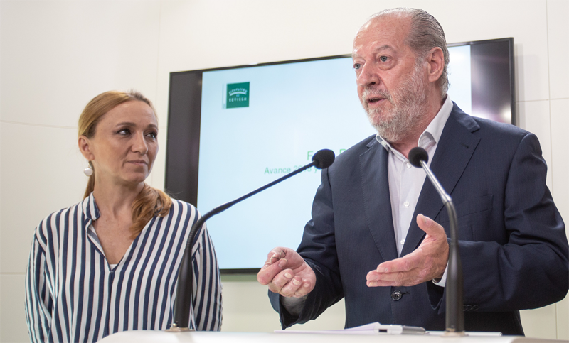 El presidente de la Diputación de Sevilla, Fernando Rodríguez Villalobos, en rueda de prensa, habló sobre el despliegue de zonas wifi gratuitas, un proyecto en licitación por valor de 475.000 euros.