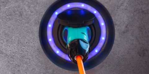 En funcionamiento la primera electrolinera de recarga rápida de Endesa ubicada en una estación de servicio en Madrid