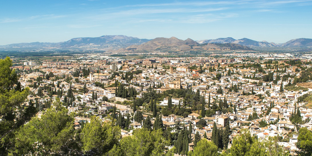 Vista de la ciudad de Granada, que instalará sensores móviles para medir la calidad del aire.