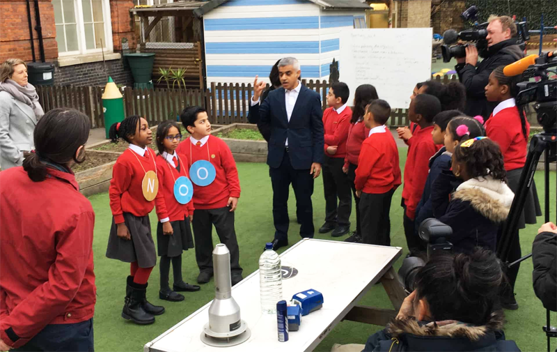 El alcalde de Londres Sadiq Khan, presentó el proyecto "Breathe London" en una escuela de primaria en Charlotte Sharman, en el distrito de Southwark.