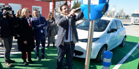 Mercagranada instala tres infraestructuras de recarga con seis enchufes que funcionan de manera simultánea