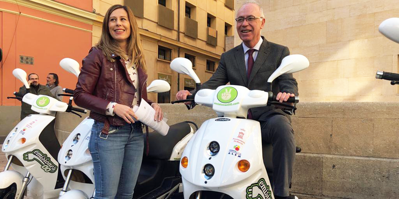 Presentación del sistema de moto eléctrica de alquiler que comenzará a funcionar en Murcia y ha sido desarrollado por una empresa local.