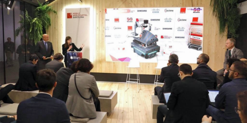 Presentan un vehículo robotizado que se controla en remoto mediante tecnología 5G