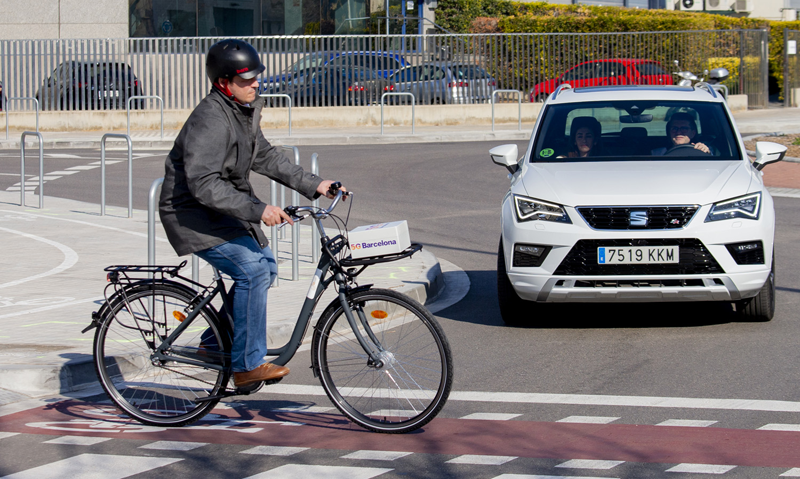 Una de las pruebas con coche conectado con 5G que se desarrollarán en L'Hospitalet de Llobregat implica la detección de un ciclista en un giro a la derecha del vehículo. Será clave la tecnología "edge computing".