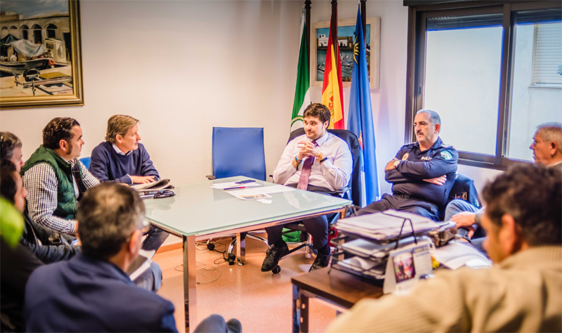 Reunión recientemente mantenida entre el Ayuntamiento de Roquetas de Mar y las empresas adjudicatarias del proyecto "Roquetas de sMARt".