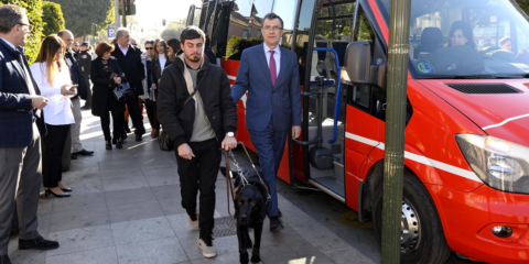 Una App y un sistema de señalética guían a las personas con discapacidad visual en el transporte de Murcia
