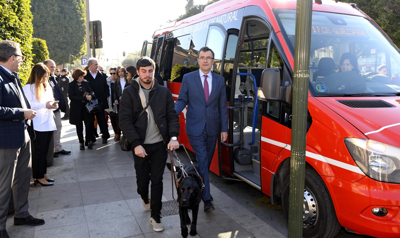 Presentación del sistema Navilens de señalética y App móvil para garantizar la accesibilidad de las personas con discapacidad visual a los autobuses urbanos de Murcia.