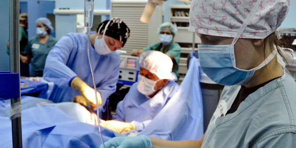 La aplicación móvil que ha puesto en marcha la Comunidad Valenciana informa de manera automática a los acompañantes sobre cualquier cambio en el desarrollo de la intervención quirúrgica del paciente.