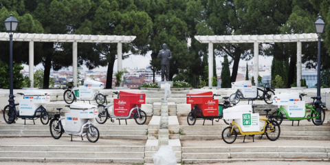 Un centro de distribución urbana de última milla que reparte con bicicletas eléctricas